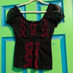 Zip up top that’s only been worn once. Size Medium.